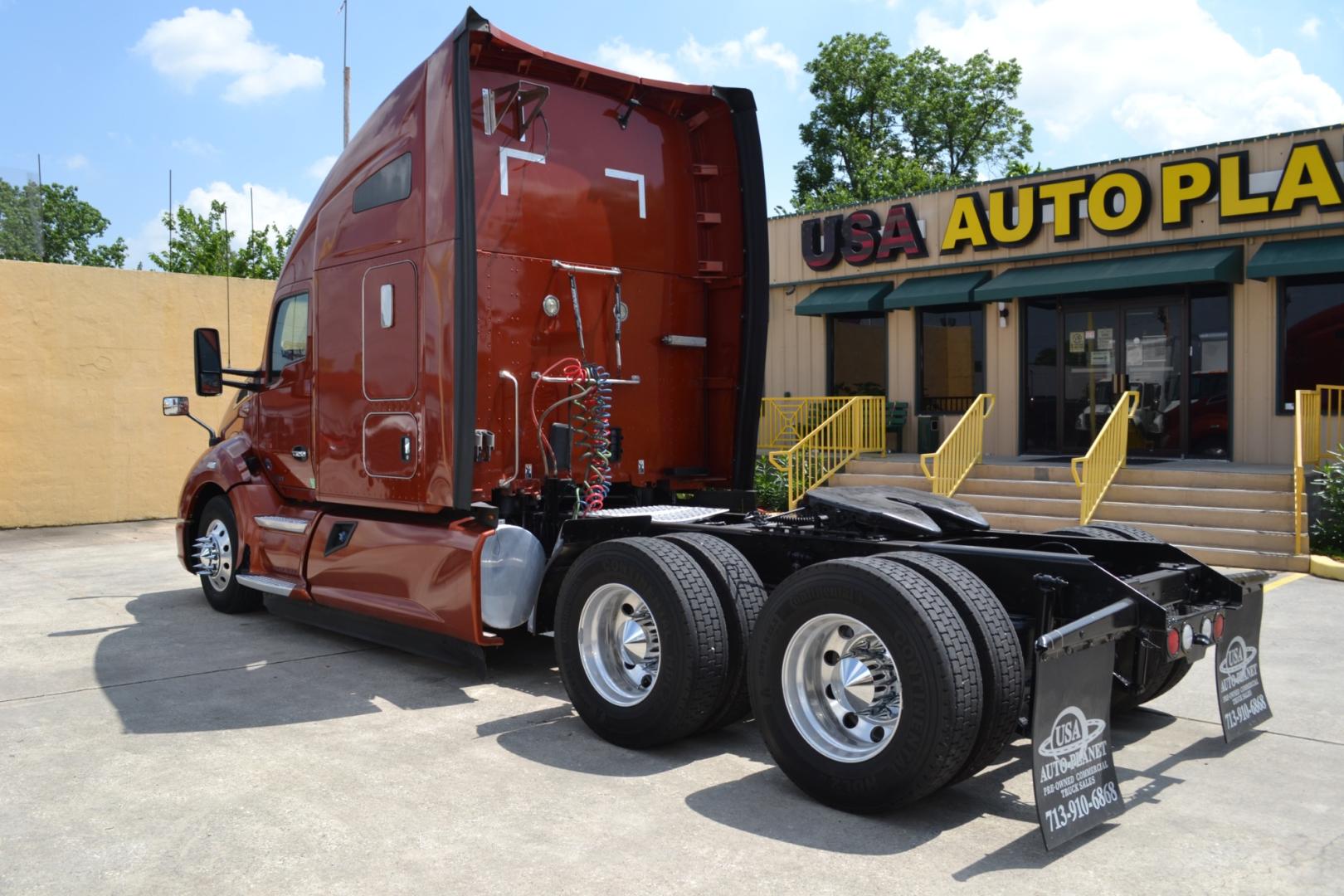 2020 ORANGE /BLACK KENWORTH T680 with an PACCAR MX13 12.9L 455HP engine, PACCAR PO-16F112C 12SPD AUTOMATED transmission, located at 9172 North Fwy, Houston, TX, 77037, (713) 910-6868, 29.887470, -95.411903 - Photo#6